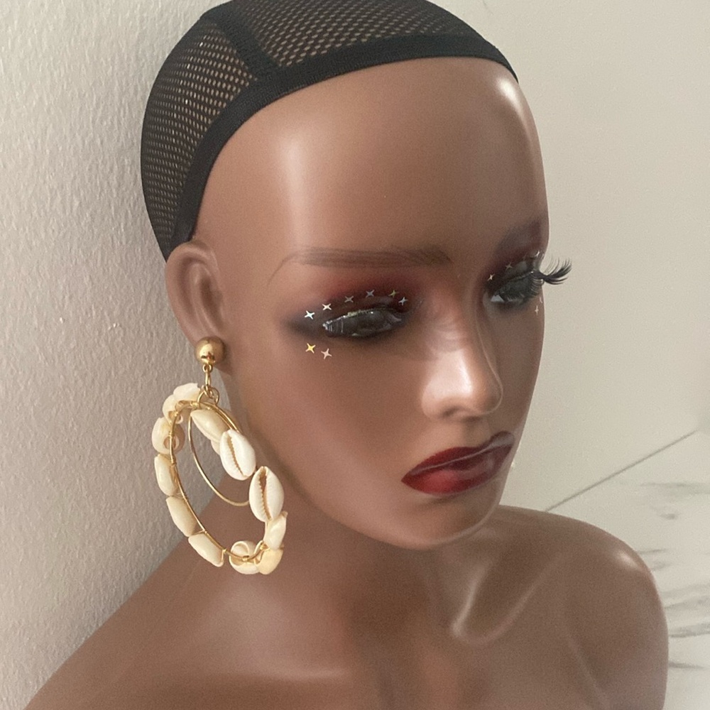 Earring fashionable handmade seashells earrings.